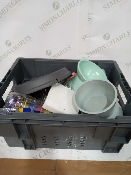 BOX TO CONTAIN APPROX 15 X ASSORTED HOUSEHOLD PRODUCTS, INCLUDES CAT BOWLS, KITCHEN PRODUCTS ETC 