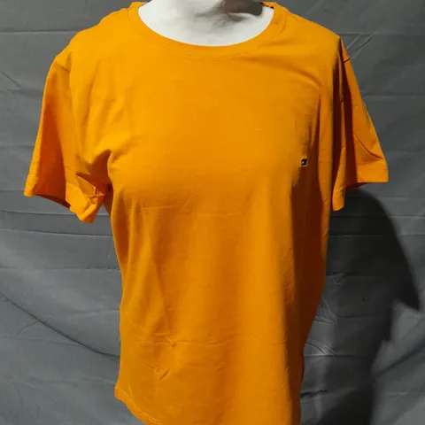 TOMMY HILFIGER STRETCH SLIM FIT TEE IN RICH OCHRE SIZE LARGE 