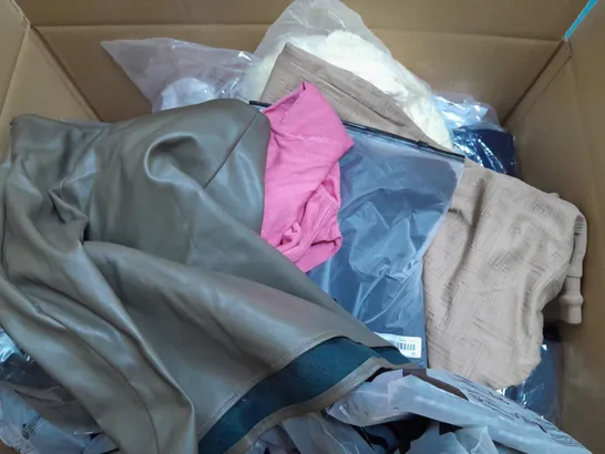 BOX OF APPROXIMATELY 22 ASSORTED CLOTHING ITEMS TO INCUDE - SHIRT , SOCKS , T-SHIRT ETC