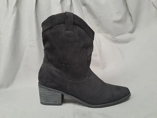 BOXED PAIR OF BOOHOO WIDE FIT WESTERN COWBOY BOOTS IN BLACK SIZE 6