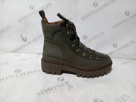 BOXED PAIR OF VIONIC JAXON HIKING BOOTS IN OLIVE UK SIZE 5.5