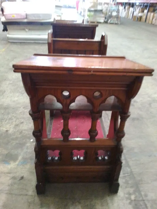  VINTAGE MAHOGANY EFFECT ORNATE CLERGY CHAIR PEW BENCH WITH TEXT STAND AND CARPETED KNEELING SPACE