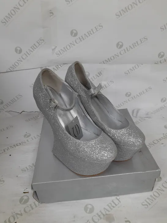 BOXED PAIR OF CASANDRA PLATFORM STRAP SHOE IN SILVER GLITTER SIZE 5