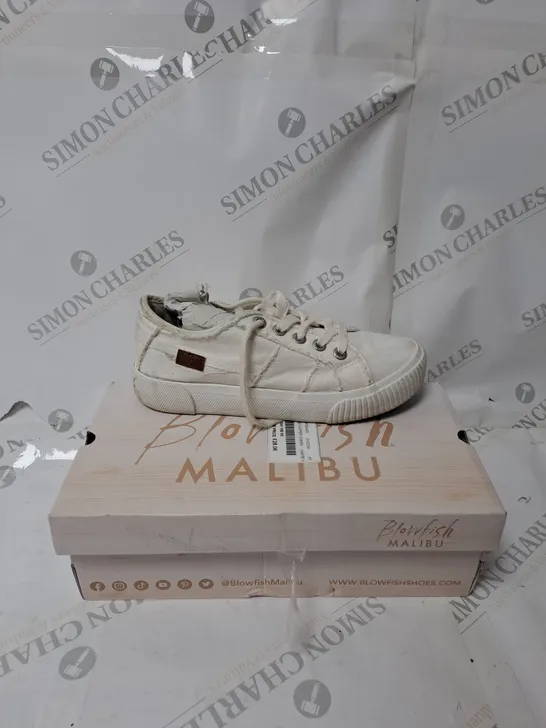 BOXED PAIR OF BLOWFISH MALIBU CASPER SNEAKERS IN WHITE SIZE 5