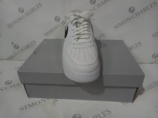 BOXED PAIR OF NIKE AIR FORCE 1 '07 SHOES IN WHITE/BLACK UK SIZE 9