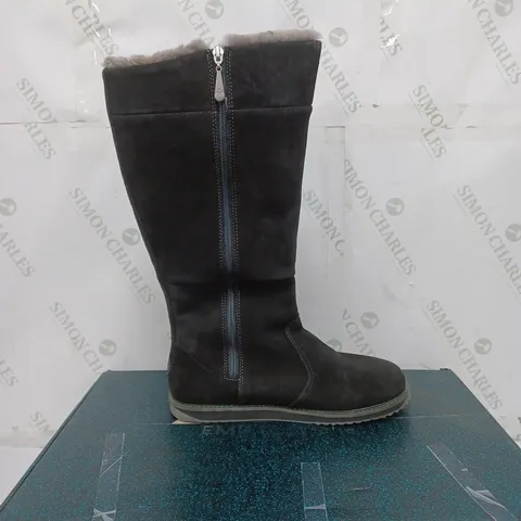 BOXED PAIR OF EMU ALL WEATHER WATERPROOF COLL SUEDE SHEEPSKIN MOONTA HIGH BOOTS IN DARK GREY SIZE 8