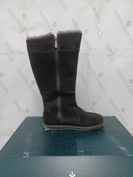 BOXED PAIR OF EMU ALL WEATHER WATERPROOF COLL SUEDE SHEEPSKIN MOONTA HIGH BOOTS IN DARK GREY SIZE 8