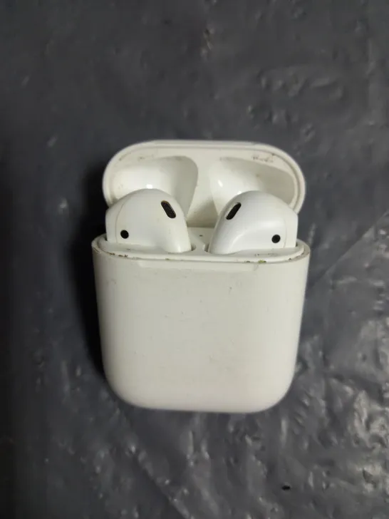 PAIR OF APPLE AIRPODS IN WHITE