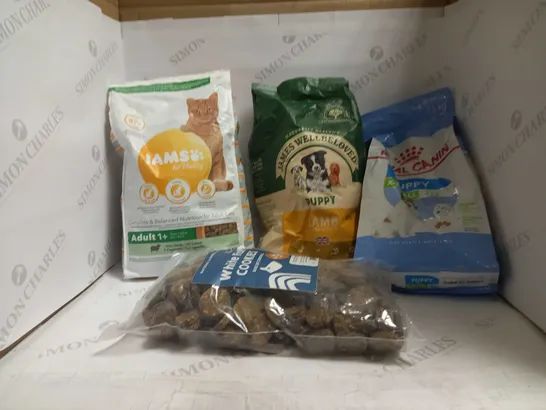 LOT OF PET FOOD ITEMS TO INCLUDE IAMS LAMB, PUPPY LAMB & RICE, AND WHITE FISH COOKIES ETC.