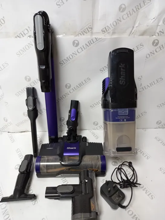 BOXED SHARK ANTI HAIR WRAP CORDLESS PET VACUUM CLEANER IZ202UKT