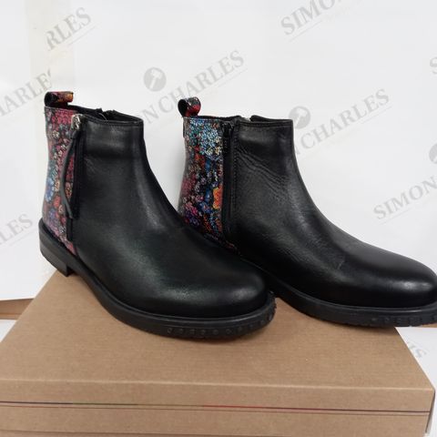 BOXED PAIR OF ADESSO BOOTS (BLACK WITH FLOWER DETAIL, SIZE 39EU)