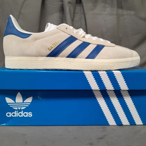 BOXED PAIR OF ADIDAS GAZELLE A-CLUB MANCHESTER UNITED CUSTOMIZED SHOES IN GREY/BLUE UK SIZE 8.5