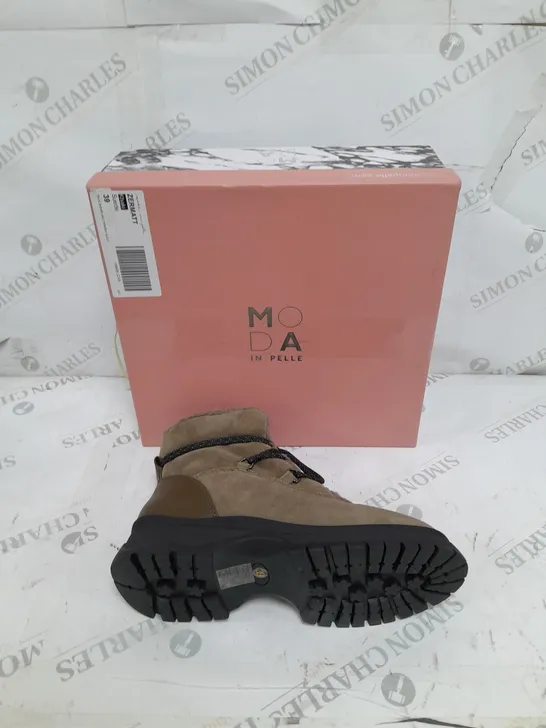 BOXED PAIR OF MODA IN PELLE ZERMATT KHAKI TRIMMED BOOTS IN SUEDE SIZE 39 