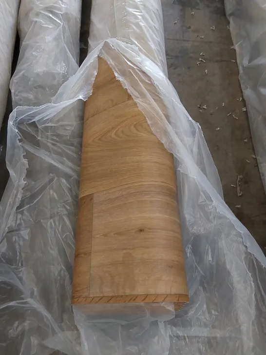 ROLL OF QUALITY ZEENA FUMED OAK NATURAL BEIGE VIYNL // SIZE: APPROXIMATELY 4 X 5.1m