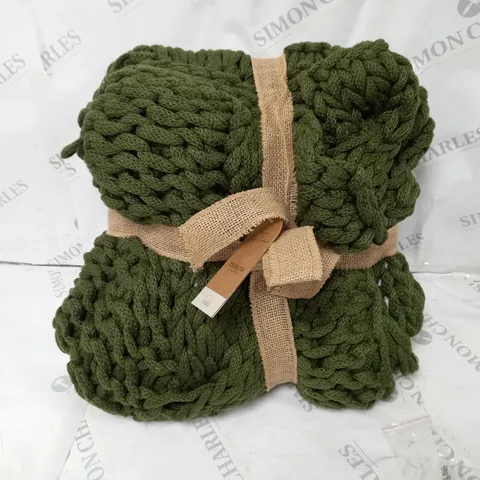 STACEY SOLOMON CABLE KNIT THROW IN FORREST GREEN