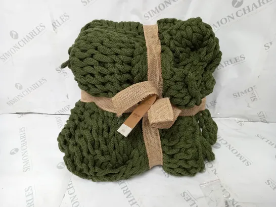 STACEY SOLOMON CABLE KNIT THROW IN FORREST GREEN