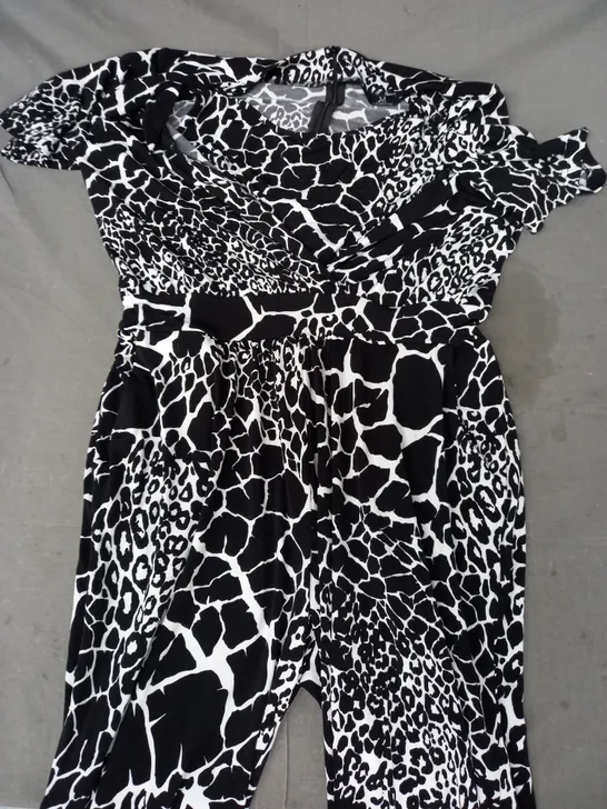 JULIEN MACDONALD JUMPSUIT IN BLACK/WHITE GIRAFFE PATTERN SIZE 10