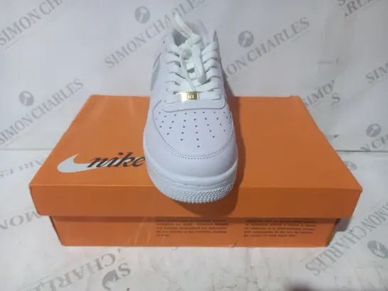 BOXED PAIR OF NIKE AIR FORCE 1 SHOES IN WHITE/GREY UK SIZE 7
