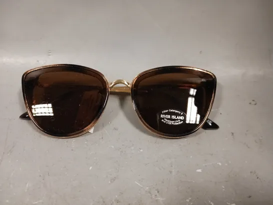 RIVER ISLAND CAT EYE SUNGLASS IN BLACK & GOLD