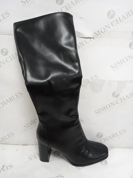 BERSHKA HIGH HEEL KNEE CUT BOOTS IN BLACK - EU 39