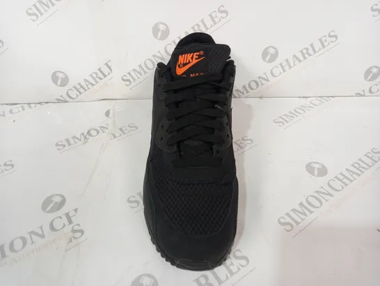 BOXED PAIR OF NIKE AIR MAX SHOES IN BLACK/ORANGE UK SIZE 8