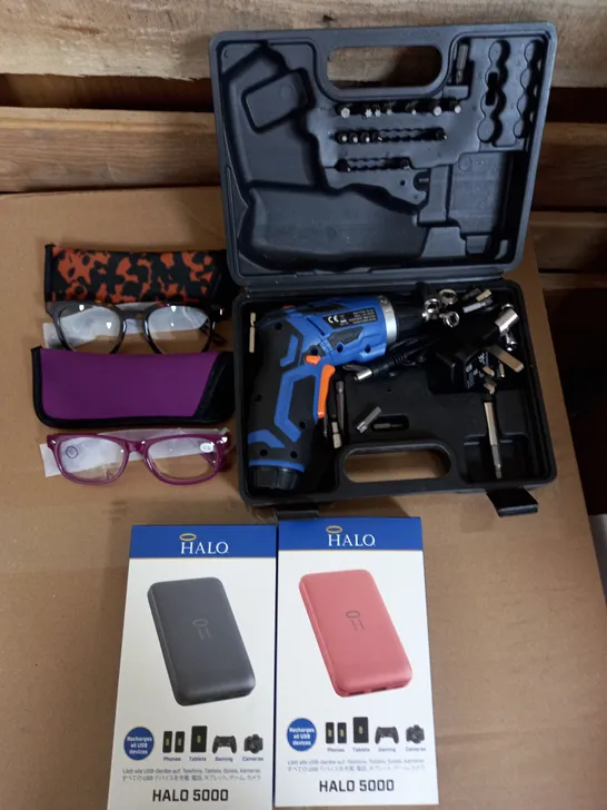 APPROXIMATELY 20 ASSORTED HOUSE HOLD ITEMS TO INCLUDE CHARGING DOCKS, READING GLASSES AND AN ELECTRIC SCREWEDRIVER  / COLLECTION ONLY 