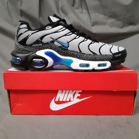 BOXED PAIR OF NIKE AIR MAX PLUS SHOES IN GREY/BLACK/BLUE UK SIZE 8