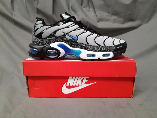 BOXED PAIR OF NIKE AIR MAX PLUS SHOES IN GREY/BLACK/BLUE UK SIZE 8