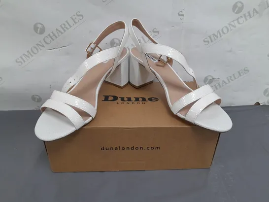 BOXED PAIR OF DUNE LONDON OPEN TOE BLOCK HEEL SANDALS IN WHITE SIZE 7