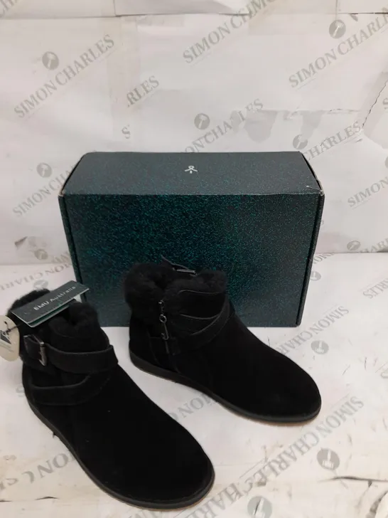 BOXED PAIR OF EMU MERAK SUEDE BOOTS IN BLACK - SIZE 5