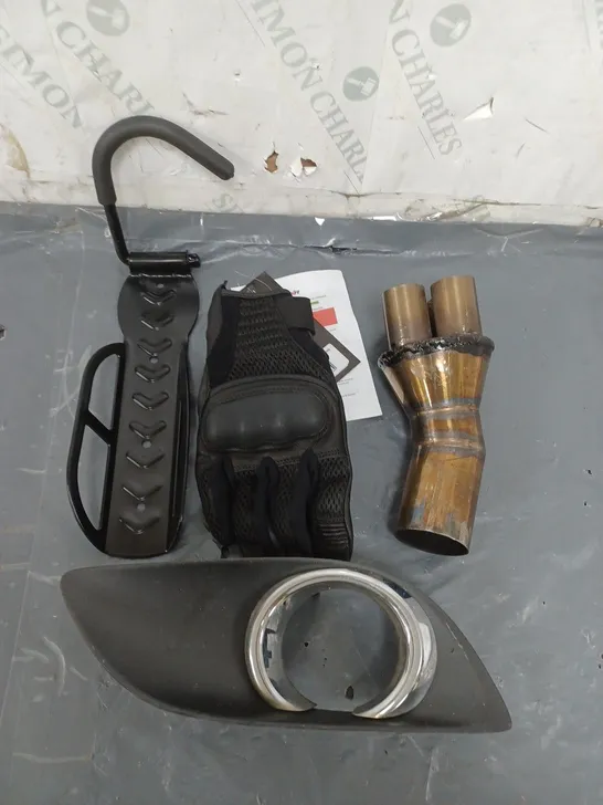 LARGE QAUNTIITY OF ASSORTED CAR ITEMS TO INCLUDE EXHAUST TIP - GLOVES - BIKE STAND / COLLECTION ONLY