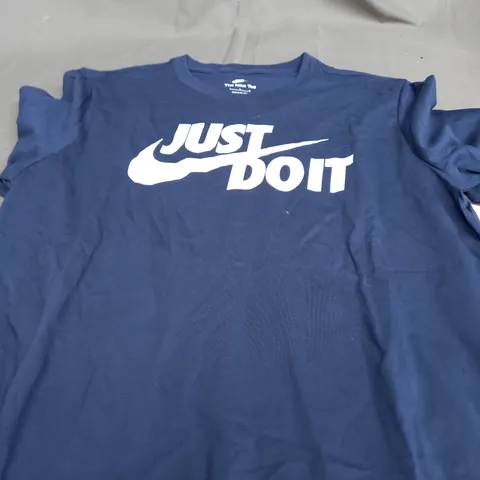 NIKE THE NIKE TEE IN NAVY - LARGE