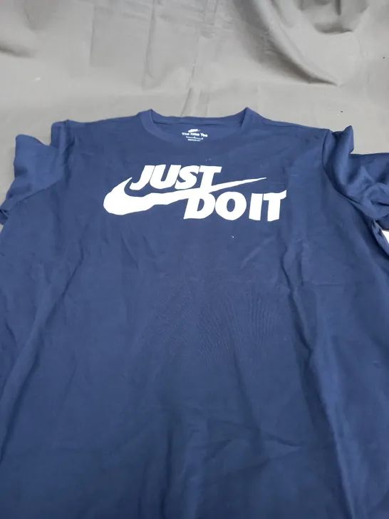 NIKE THE NIKE TEE IN NAVY - LARGE