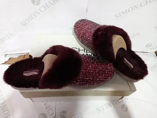 BOXED PAIR OF SKECHERS BURGUNDY SLIPPERS  - SIZE 5