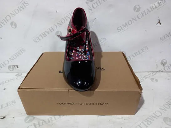 BOXED PAIR OF JOE BROWNS CLOSED TOE HEELS IN BLACK/RED UK SIZE 7