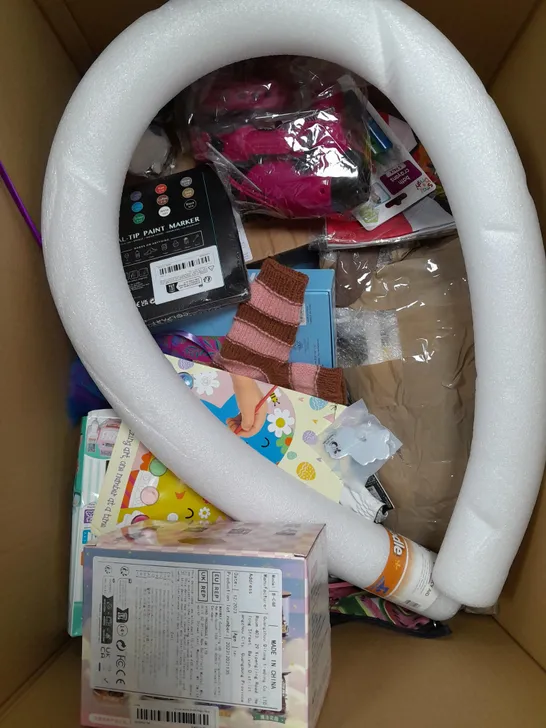 BOX OF APPROX 20 ASSORTED ITEMS TO INCLUDE - WOLF HAT, TEDDYS, BOOMERANG ETC