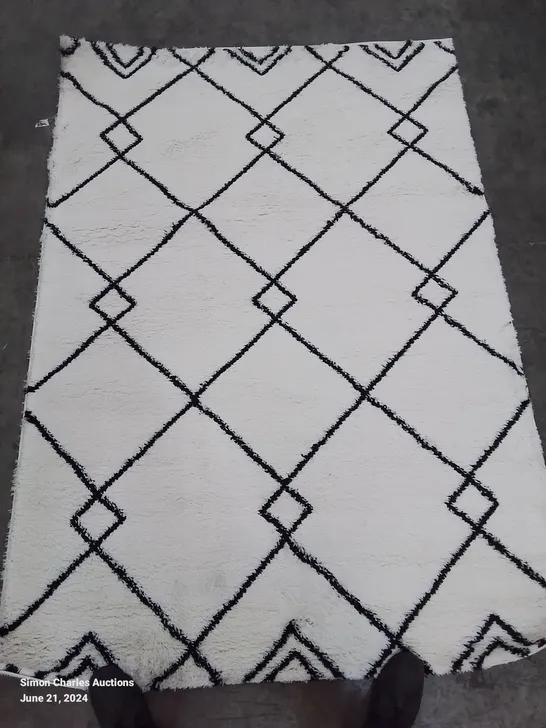 QUALITY DESIGNER BLACK AND WHITE SHAGGY THICK PILE AREA RUG 160/230