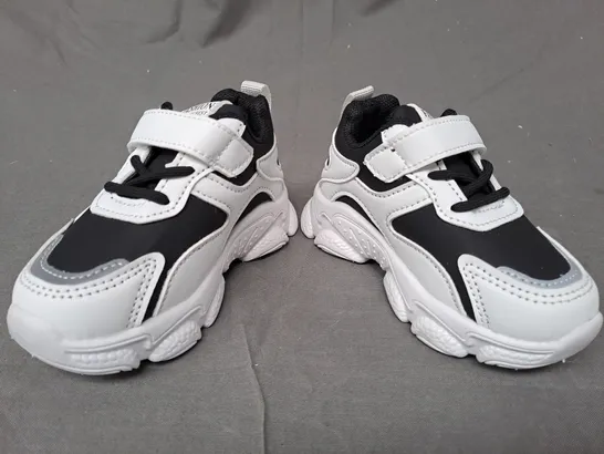 BOXED PAIR OF FASHION KIDS SHOES IN WHITE/BLACK EU SIZE 21