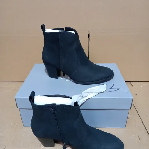 VIONIC RAINA BLACK BOOTS - SIZE 5.5