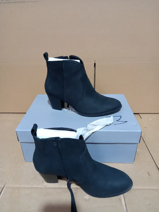 VIONIC RAINA BLACK BOOTS - SIZE 5.5