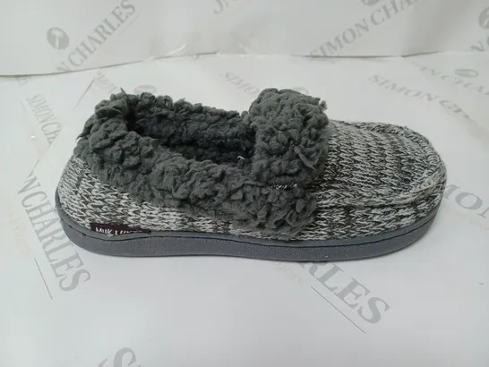 PAIR OF MUK LUKS ANAIS SLIPPERS - GREY MARL - UK SIZE 4