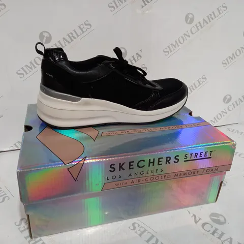 BOXED SKETCHERS GOWALK TRAINERS - SIZE UK 6