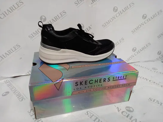 BOXED SKETCHERS GOWALK TRAINERS - SIZE UK 6