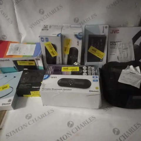 GROUP OF APPROX 10 ASSORTED TECH ITEMS TO INCLUDE RADIOS, HEADPHONES, BLUETOOTH SPEAKERS ETC