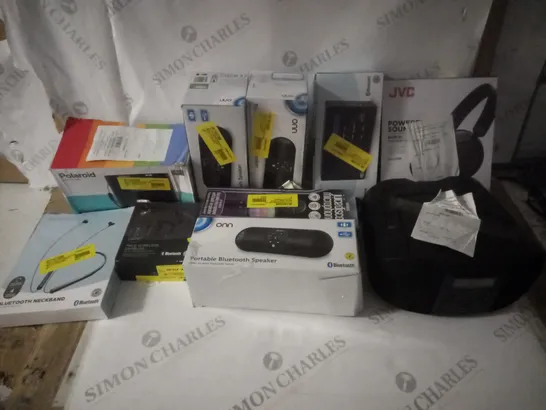 GROUP OF APPROX 10 ASSORTED TECH ITEMS TO INCLUDE RADIOS, HEADPHONES, BLUETOOTH SPEAKERS ETC