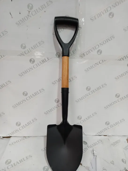 VOSCHTECH WOOD HANDLE SHOVEL ROUND AND SQUARE 