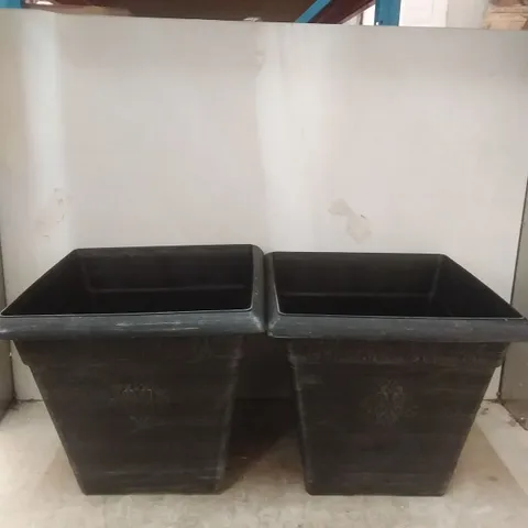 BOXED PAIR OF MEDLEY SQUARE PLANTERS 