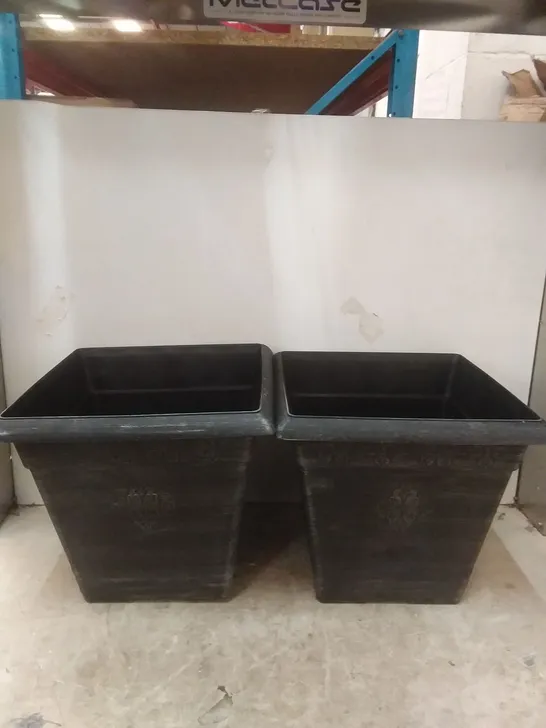 BOXED PAIR OF MEDLEY SQUARE PLANTERS 