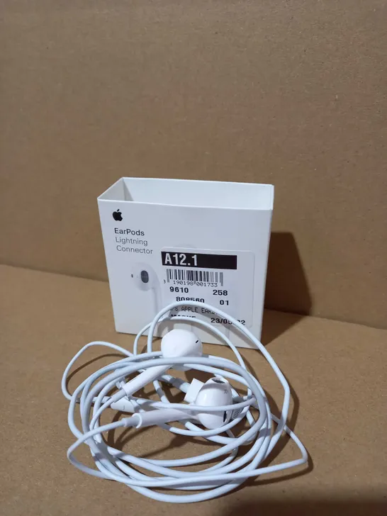 APPLE EARPODS WITH LIGHTENING CONNECTOR 