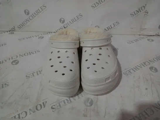 WHITE THICK CROCS STYLE SIZE 37/38